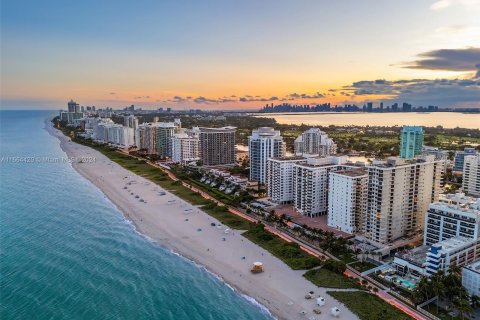 Condo in Miami Beach, Florida, 2 bedrooms  № 1389878 - photo 2