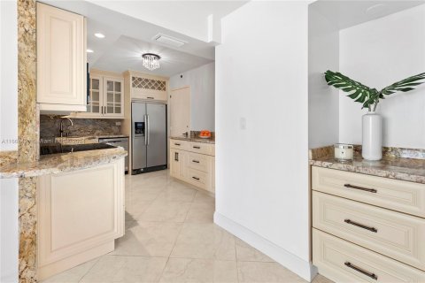 Condo in Miami Beach, Florida, 2 bedrooms  № 1389878 - photo 11