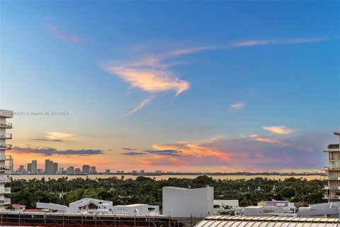 Condo in Miami Beach, Florida, 2 bedrooms  № 1389878 - photo 9