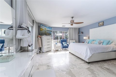 House in North Miami, Florida 4 bedrooms, 235.14 sq.m. № 1039996 - photo 14