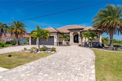 Villa ou maison à vendre à Punta Gorda, Floride: 3 chambres, 216.18 m2 № 1044305 - photo 1