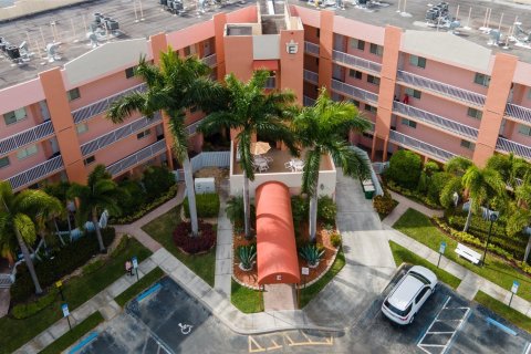 Condominio en venta en Tamarac, Florida, 2 dormitorios, 114.64 m2 № 1050036 - foto 2