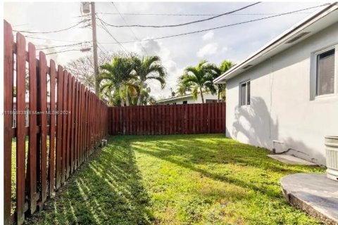 House in Wilton Manors, Florida 3 bedrooms, 143.16 sq.m. № 1240499 - photo 19