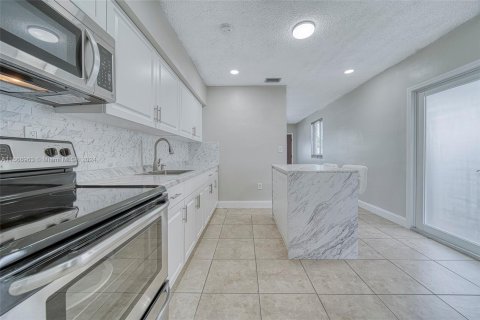 Villa ou maison à vendre à Hialeah, Floride: 2 chambres, 99.41 m2 № 1381563 - photo 12