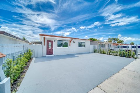 Villa ou maison à vendre à Hialeah, Floride: 2 chambres, 99.41 m2 № 1381563 - photo 25