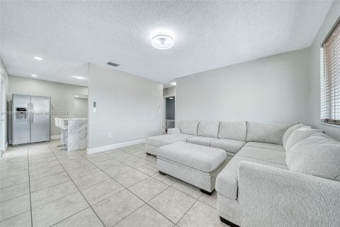 Villa ou maison à vendre à Hialeah, Floride: 2 chambres, 99.41 m2 № 1381563 - photo 17