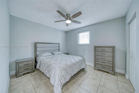 Villa ou maison à vendre à Hialeah, Floride: 2 chambres, 99.41 m2 № 1381563 - photo 3