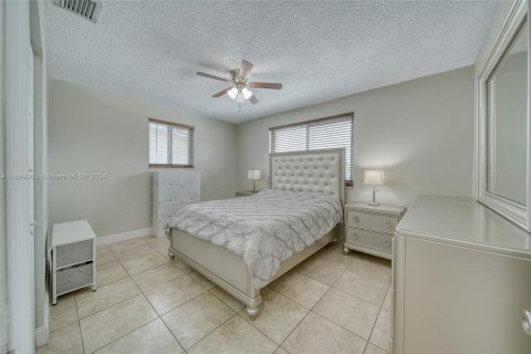 Villa ou maison à vendre à Hialeah, Floride: 2 chambres, 99.41 m2 № 1381563 - photo 1