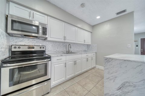 Villa ou maison à vendre à Hialeah, Floride: 2 chambres, 99.41 m2 № 1381563 - photo 13