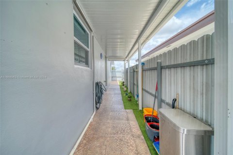 Villa ou maison à vendre à Hialeah, Floride: 2 chambres, 99.41 m2 № 1381563 - photo 21