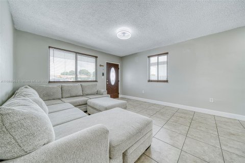 Villa ou maison à vendre à Hialeah, Floride: 2 chambres, 99.41 m2 № 1381563 - photo 18