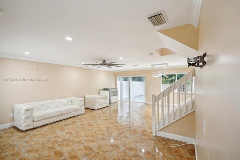 House in Pembroke Pines, Florida 4 bedrooms, 211.45 sq.m. № 1396925 - photo 7