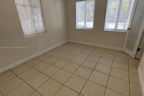 House in Oakland Park, Florida 2 bedrooms, 72.46 sq.m. № 1384099 - photo 3