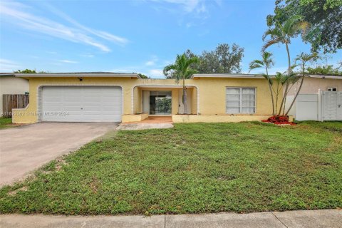 Villa ou maison à vendre à Pembroke Pines, Floride: 3 chambres, 150.78 m2 № 1396715 - photo 2