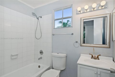 House in Miami, Florida 3 bedrooms, 145.86 sq.m. № 1396720 - photo 10