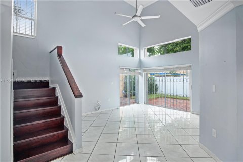 House in Miami, Florida 3 bedrooms, 145.86 sq.m. № 1396720 - photo 2