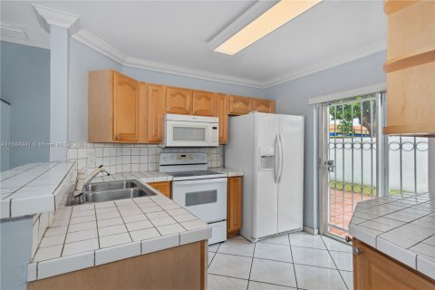 House in Miami, Florida 3 bedrooms, 145.86 sq.m. № 1396720 - photo 4