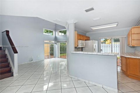 House in Miami, Florida 3 bedrooms, 145.86 sq.m. № 1396720 - photo 3