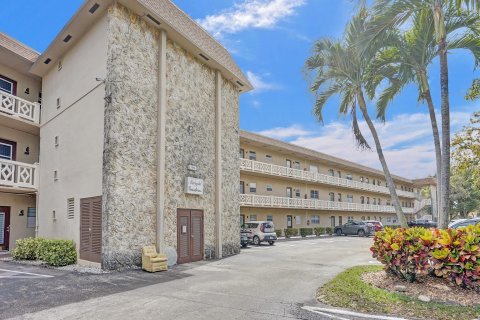 Condo in Lauderdale Lakes, Florida, 1 bedroom  № 1038293 - photo 1