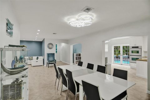 House in North Miami Beach, Florida 4 bedrooms, 207.17 sq.m. № 1397021 - photo 12