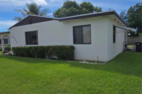 Casa en venta en Miami, Florida, 4 dormitorios, 112.04 m2 № 1397022 - foto 2