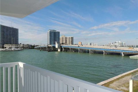 Condo in Miami Beach, Florida, 2 bedrooms  № 1385668 - photo 22