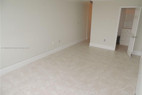 Condo in Miami Beach, Florida, 2 bedrooms  № 1385668 - photo 10