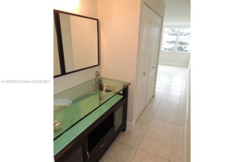 Condo in Miami Beach, Florida, 2 bedrooms  № 1385668 - photo 14