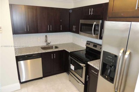 Condo in Miami Beach, Florida, 2 bedrooms  № 1385668 - photo 2