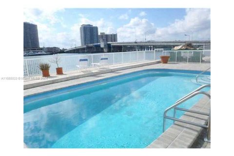 Condo in Miami Beach, Florida, 2 bedrooms  № 1385668 - photo 26