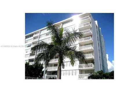 Condo in Miami Beach, Florida, 2 bedrooms  № 1385668 - photo 24