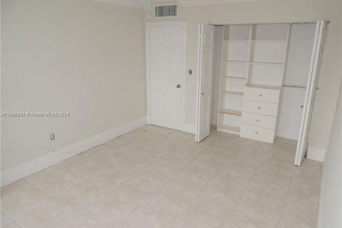 Condo in Miami Beach, Florida, 2 bedrooms  № 1385668 - photo 18