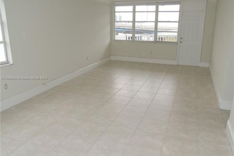 Condo in Miami Beach, Florida, 2 bedrooms  № 1385668 - photo 4