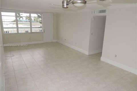 Condo in Miami Beach, Florida, 2 bedrooms  № 1385668 - photo 5