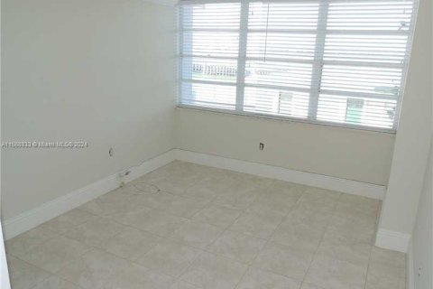 Condo in Miami Beach, Florida, 2 bedrooms  № 1385668 - photo 16