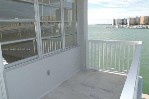 Condo in Miami Beach, Florida, 2 bedrooms  № 1385668 - photo 21