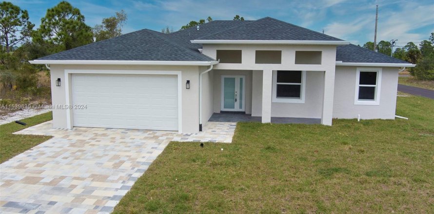House in Lehigh Acres, Florida 3 bedrooms, 159.23 sq.m. № 1031103