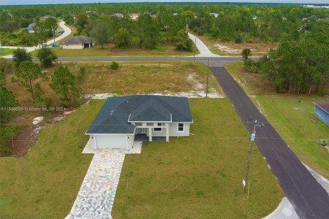 House in Lehigh Acres, Florida 3 bedrooms, 159.23 sq.m. № 1031103 - photo 8