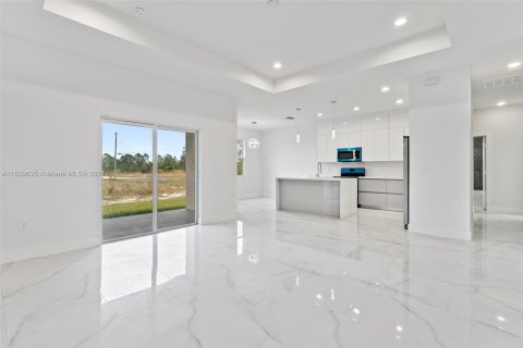 Casa en venta en Lehigh Acres, Florida, 3 dormitorios, 159.23 m2 № 1031103 - foto 4