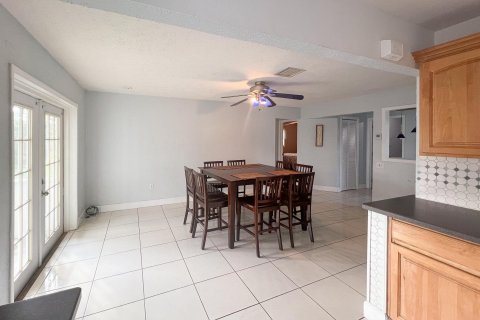 House in Wellington, Florida 3 bedrooms, 142.98 sq.m. № 1072412 - photo 6