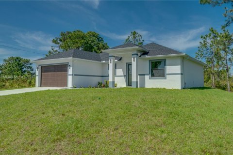 House in Lehigh Acres, Florida 3 bedrooms № 1074070 - photo 2