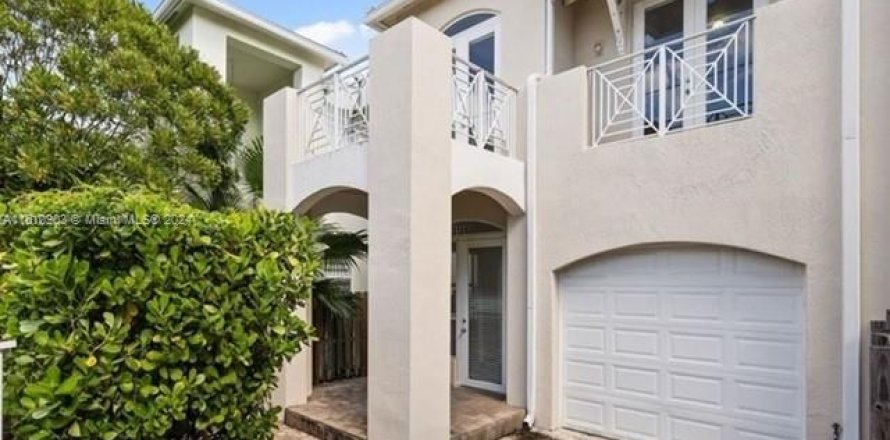 Townhouse in Miami, Florida 3 bedrooms, 183.2 sq.m. № 1240816