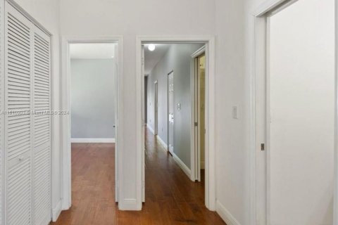 Adosado en venta en Miami, Florida, 3 dormitorios, 183.2 m2 № 1240816 - foto 18