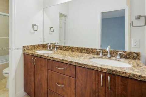 Adosado en venta en Miami, Florida, 3 dormitorios, 183.2 m2 № 1240816 - foto 26