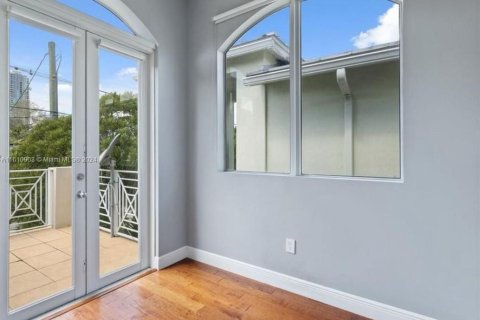 Adosado en venta en Miami, Florida, 3 dormitorios, 183.2 m2 № 1240816 - foto 21