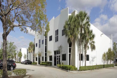 Купить коммерческую недвижимость в Корал-Спрингс, Флорида № 1054993 - фото 1