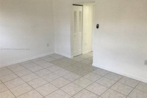 Townhouse in North Miami Beach, Florida 2 bedrooms, 99.87 sq.m. № 1397034 - photo 10