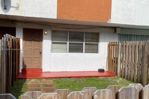 Townhouse in North Miami Beach, Florida 2 bedrooms, 99.87 sq.m. № 1397034 - photo 1