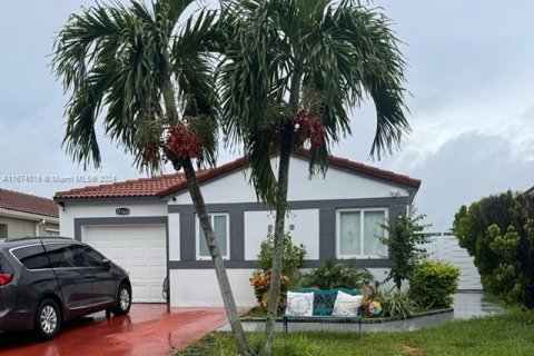 Casa en venta en Miami, Florida, 3 dormitorios, 130.62 m2 № 1396988 - foto 1