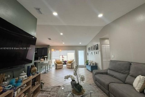 Casa en venta en Miami, Florida, 3 dormitorios, 130.62 m2 № 1396988 - foto 2